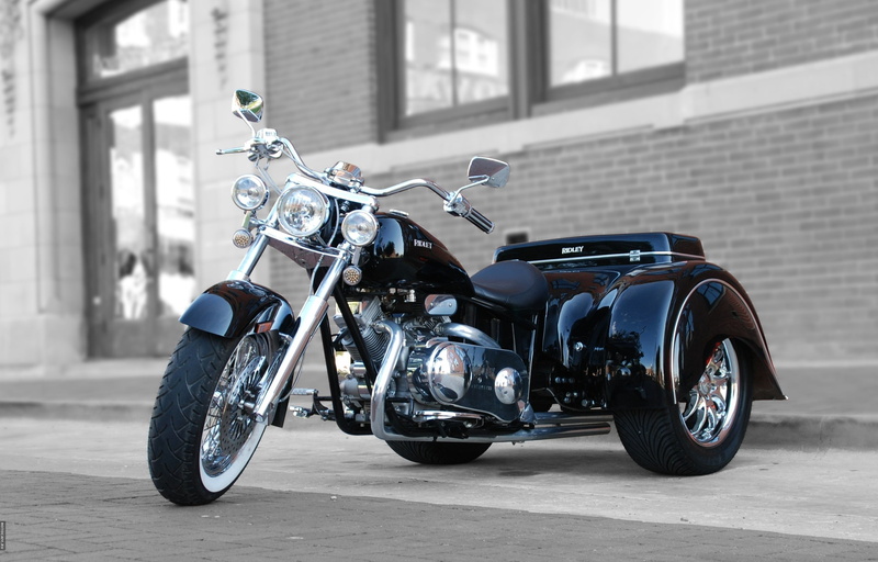 2K, compact Car, street, architecture, motor scooter, outdoors, style, classic, mode of transportation, wheel Well, sliding, speed, 750 v-shape, black