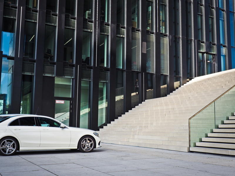modern, düsseldorf, sunlight, architecture, building exterior, 4K, car, day, urban Scene, in a row, building, skyscraper, the way forward, outdoors, facade