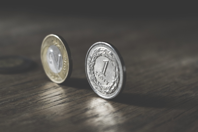 round, silver colored, coins, standing, wealth, economy, no people, shining, finance, shiny, colored, metal, reflection, currency, photo, two objects, chrome