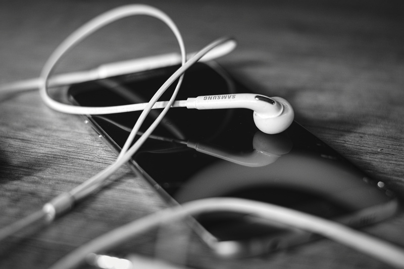 still life, headphones, 5K, wood - material, shiny, personal accessory, electrical equipment, listening, indoors, shines, no people, equipment, mobile phone