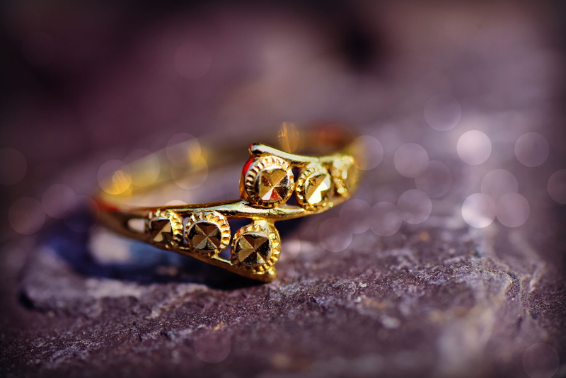 diamond - gemstone, selective focus, still life, close-up, diamond ring, romance, gold, event, precious gem, wedding ring, ring, wealth, golden, luxury