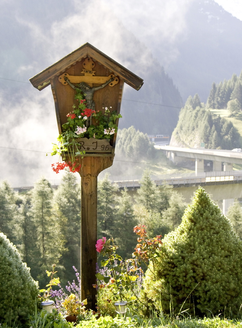 Cross, cloud - sky, burner, green color, building, outdoors, Wayside Cross, Cross, 2K, nature, day, tree, austria, plant, tyrol, cross, tranquility, tranquil scene