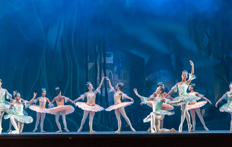 people, stage light, lifestyles, movement, indoors, show, group, don quixote, dancing, costume, group of people, real people, tutu, dance, venezuela, teresa carreño theatre