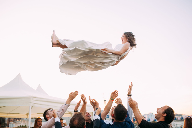 real people, adult, mature adult, person, body part, mature men, mid adult men, hands, limb, young adult, leisure activities, looking up, enjoyment, males