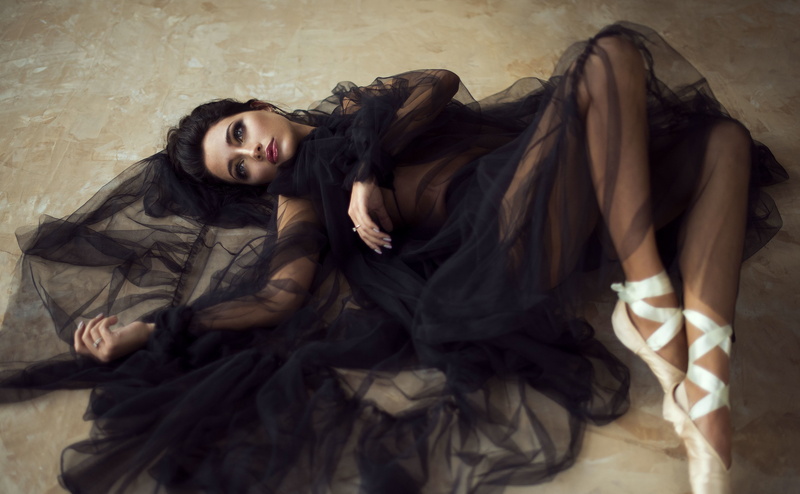 Outfit, lying down, Elegant, real people, one person, adult, Elegance, young adult, fashion, front view, looking at camera, hair, beautiful woman, Beauty