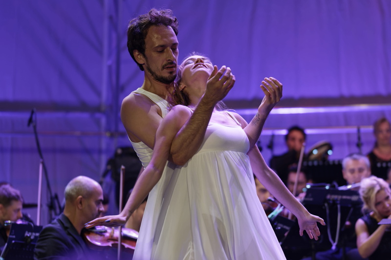 stage, dancer, performing, entertainment, night, three quarter length, incidental people, motion, singer, adult, people, performance, human arm, dance