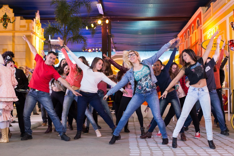 adult, joy, Fun, architecture, lifestyles, smiling, young women, Crowd, men, women, Dance, Pose, young men, night, People, activity, motion, adolescence