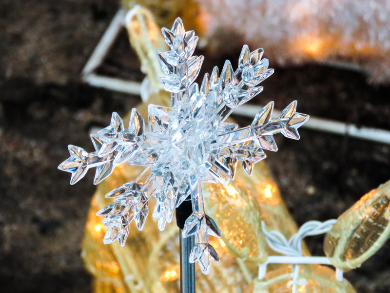 lights, religion, cold temperature, frozen, 4K, ice, close-up, day, decoration, ornament, glass, winter, plastic, decorations, outdoors, crystal, artificial