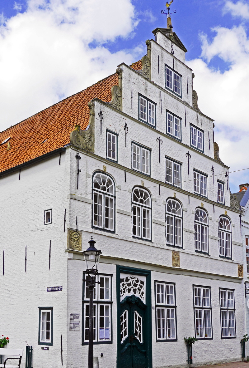 historical city centre, day, old town, building exterior, building, 4K, town, coastal region, limed, historically, gable house, townhouse, built structure