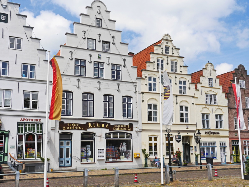 village centre, incidental people, built structure, coastal region, building, history, wall anchor, outdoors, low angle view, mecklenburg, town, artfully