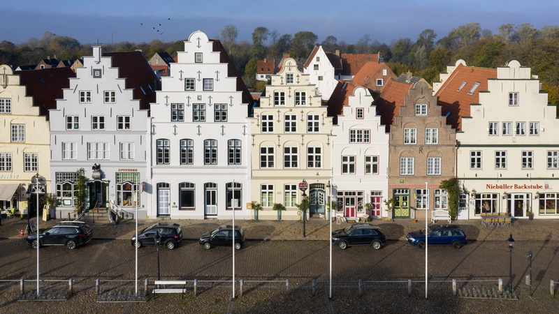 house, tourism, staircase, building exterior, friedrichstadt, street, building, transportation, land vehicle, apartment, tree, motor vehicle, housing development