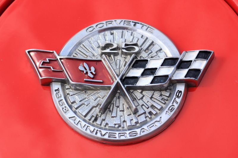 automobile, clock, bonnet, studio shot, watch, instrument of time, hood, ornament, 5K, circle, minute hand, no people, close-up, red background, indoors