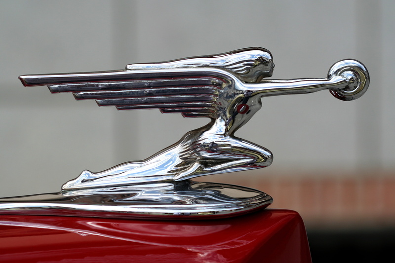 old, motion, 4K, Hood Ornament, table, front, silver - metal, style, close-up, transport, elegance, metal, design, silver colored, day, Car, retro, reflection