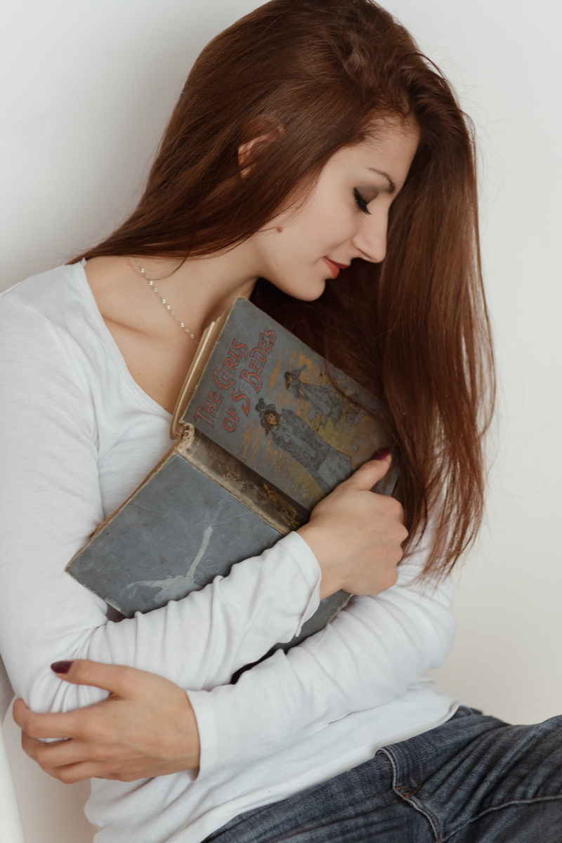relaxing, women, brown hair, girl, three quarter length, female, reading, young, adult, lifestyles, indoor, student, beautiful woman, one person, hairstyle