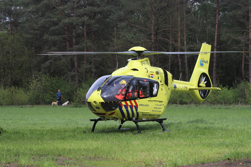ambulancehelikopter, field, nature, treatment, lifestyles, outdoors, doctor, machinery, people, land, medical, real people, day, men, leisure activity