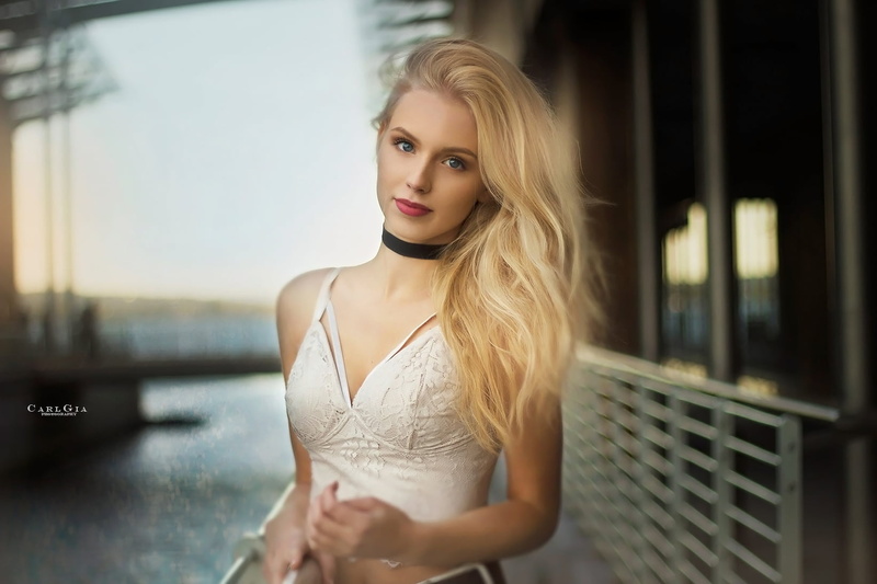 blue eyes, white clothing, lipstick, choker, blonde, looking at viewer, wavy hair, 720P, depth of field, Carl Gia, women, outdoors, long hair, makeup
