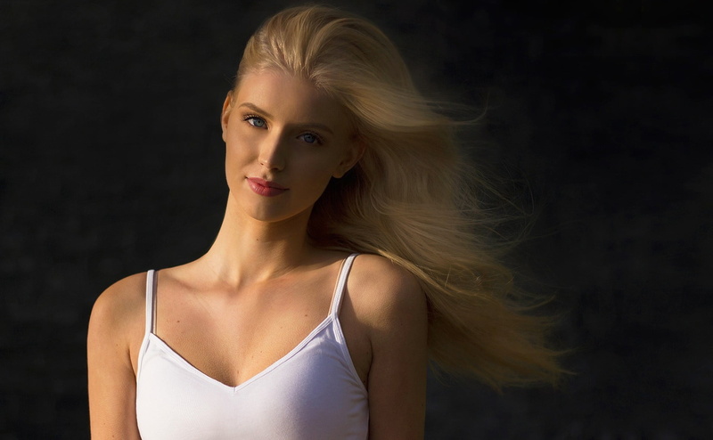 Carl Gia, 1080P, photographer, bare shoulders, mouth, background, tank top, beauty, face, portrait, lips, lipstick, long hair, blonde, girl, smiling, photo