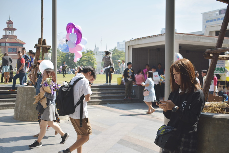 graduate, celebrate, building exterior, bangkok, collegian, real people, celebration, balloon, silpakorn university (wang tha phra campus), graduation