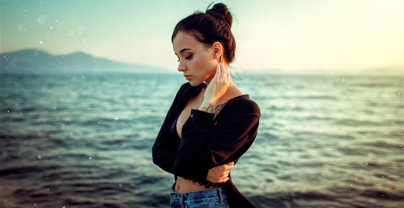 women, 1080P, nature, land, sea, three quarter length, one person, beautiful woman, women outdoors, young women, portrait, belly, beach, hairbun, contemplation