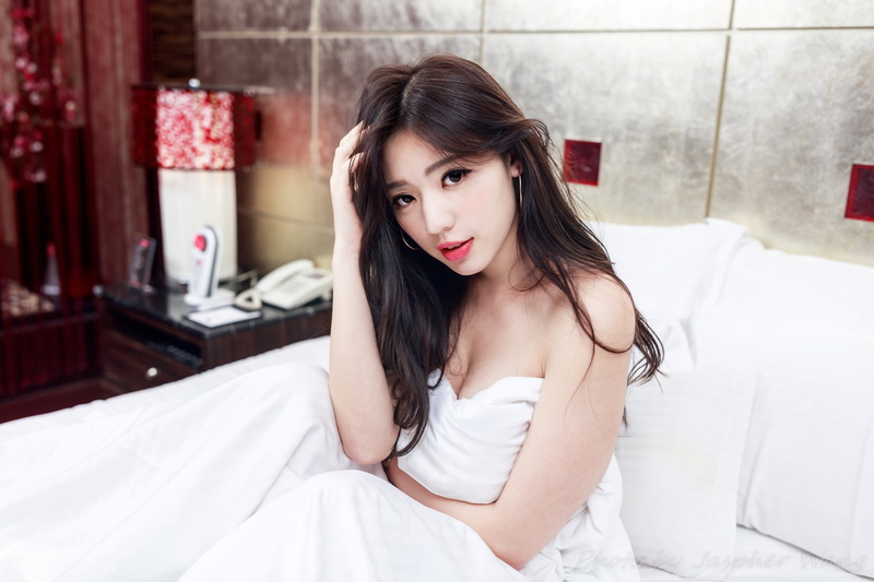 women, Kiki Hsieh, 4K, cleavage, long hair, women indoors, portrait, indoors, hand on head, bare shoulders, in bed, parted lips, bedroom, looking at viewer