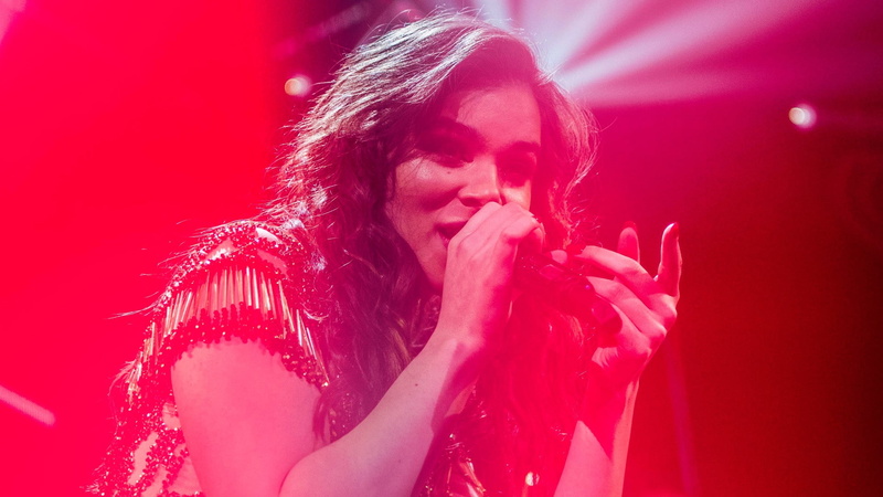 enjoyment, performance, musician, one person, young adult, arts culture and entertainment, indoors, adult, holding, microphone, singing, input device, beautiful woman