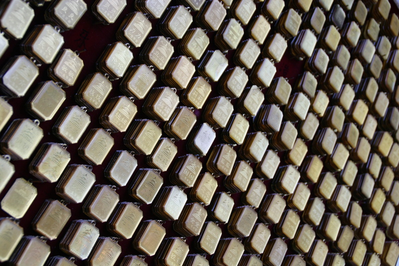 shape, black color, large group of objects, pattern, 2K, close-up, panels, gold, high angle view, abstract, technology, backgrounds, no people, textured