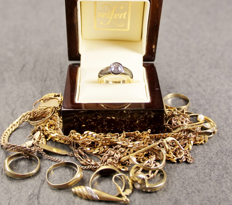 Jewellery, emotion, wealth, 2K, gold buying, Buying, bracelet, love, wedding ring, box, still life, indoors, jewelry, Gold, luxury, ring, animal, gold colored