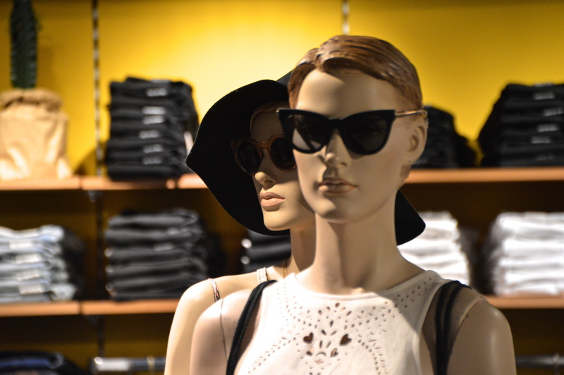 consumerism, 5K, woman, room, white, looking, choice, retail, females, shopfitting, retail display, design, facilities, display dummy, beautiful woman