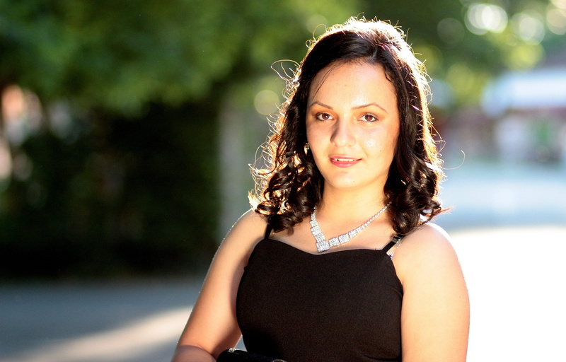 front view, 4K, Brown Eyes, looking At Camera, happiness, one Person, one woman only, young Adult, caucasian Ethnicity, adults only, Light, waist up, adult