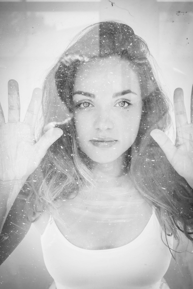 pose, grayscale, lifestyles, top, young, holding, glass, beautiful woman, beauty, black-and-white, beautiful, looking at camera, photoshoot, hairstyle