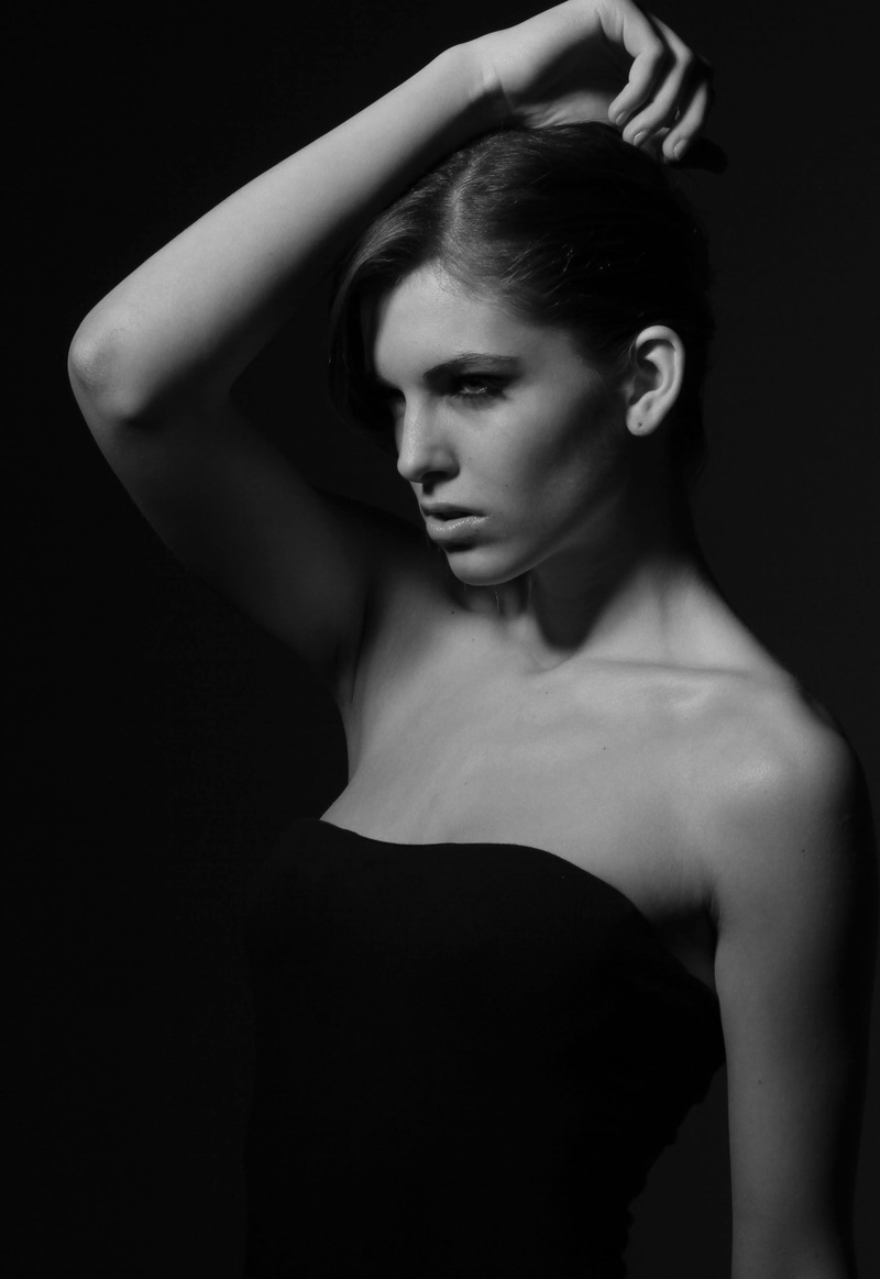 beauty model, hairstyle, fine arts, indoors, portrait, fashion model, human, contact, model, dark, beautiful woman, exposure, the young woman, woman, aesthetics