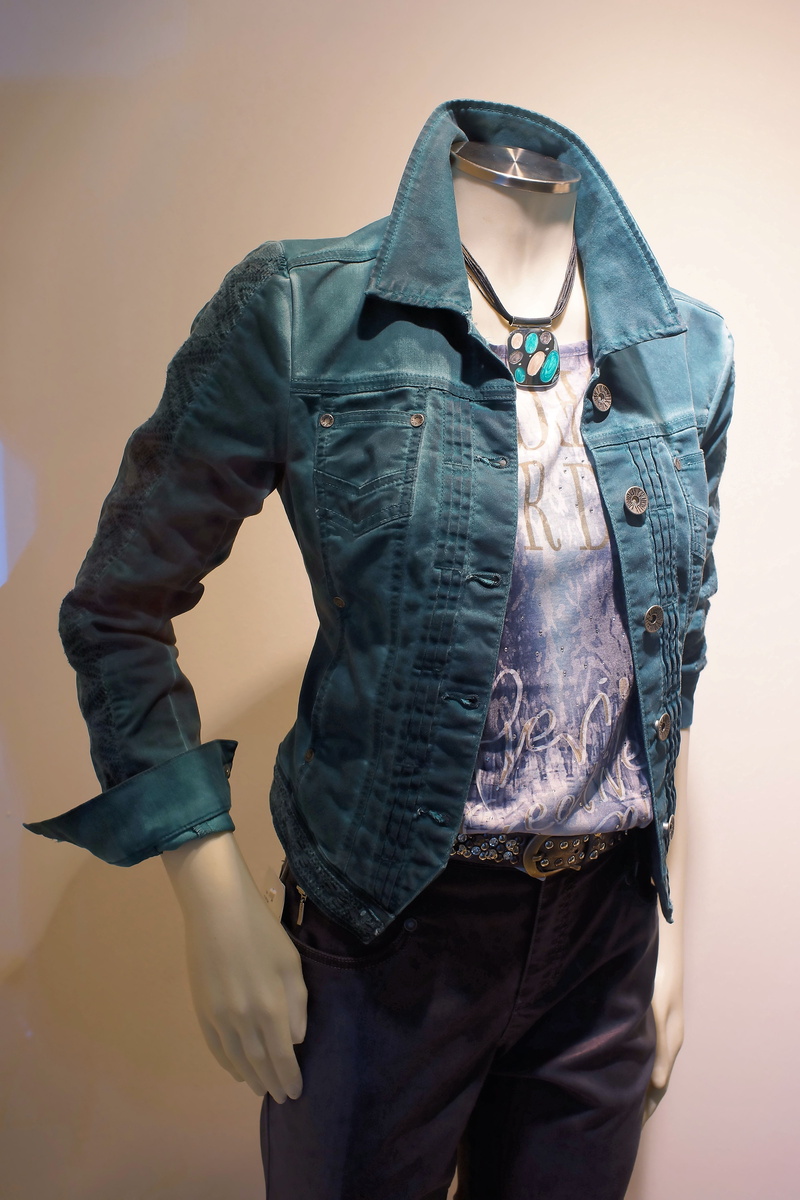 hands in pockets, fashionable, advertising, textile, stylistically, real people, fashion industry, purple, garment, one person, shirt, exhibition, focus on foreground