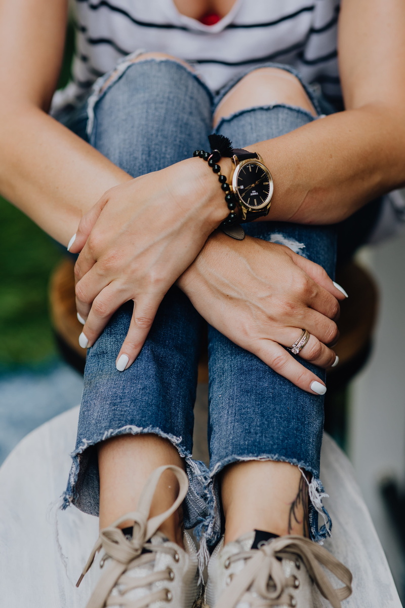 jewelery, human hand, necklace, tshirt, gold, stylish, suntan, finger, human leg, jewelry, jewellery, outfit, watch, women, human body part, glamour, hands