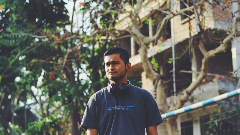 leisure activity, photo, standing, student, garden, blue, sleeve, man, skin, lifestyles, neck, t, apparel, wearing, young men, handsome, one person, looking away
