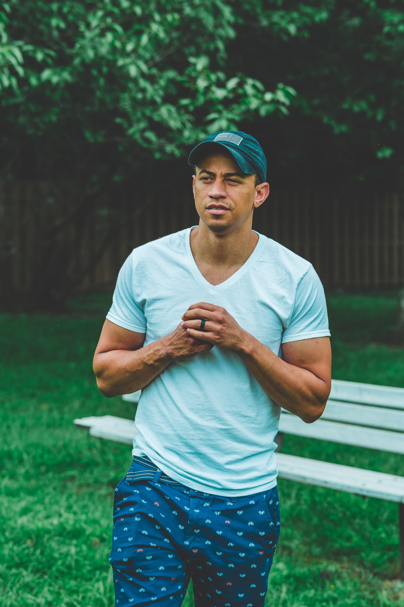 stand, young adult, day, cap, casual clothing, fashion, real people, recreation, 5K, shirt, wear, handsome, facial expression, man, adult, attractive