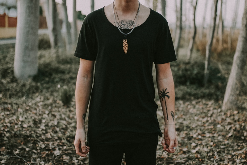 leaf, only men, focus, man, focus on foreground, three quarter length, 2K, hairstyle, casual clothing, standing, t, men, midsection, person, adult, fashion