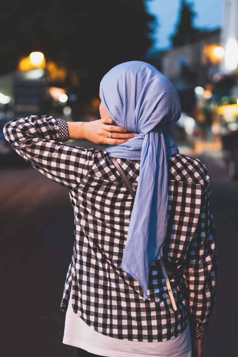 bokeh, sunset, city, street, fashion, faceless, women, hd, street portrait, people, holding, blue, beautiful, smiling, samsung, outdoors, 4K, light, hd