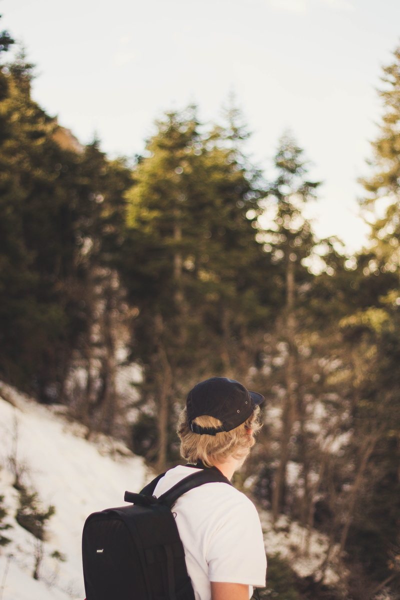 carrying, photo, rear view, forest, land, blonde, beauty in nature, plant, outdoors, white, portrait, leisure activity, real people, backpack, focus on foreground
