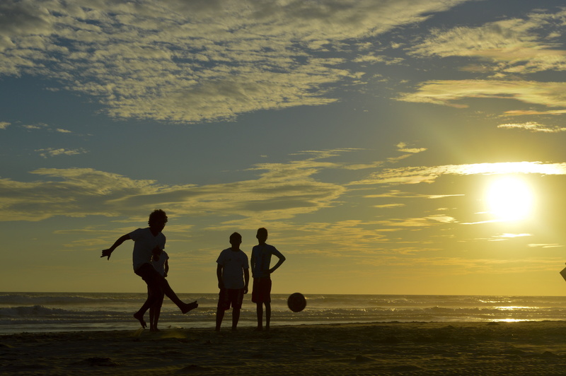 seashore, mexico, feelings, balloon, lifestyles, backlight, outdoors, group Of People, beach, ball, playing, land, recreational Pursuit, watching sunset