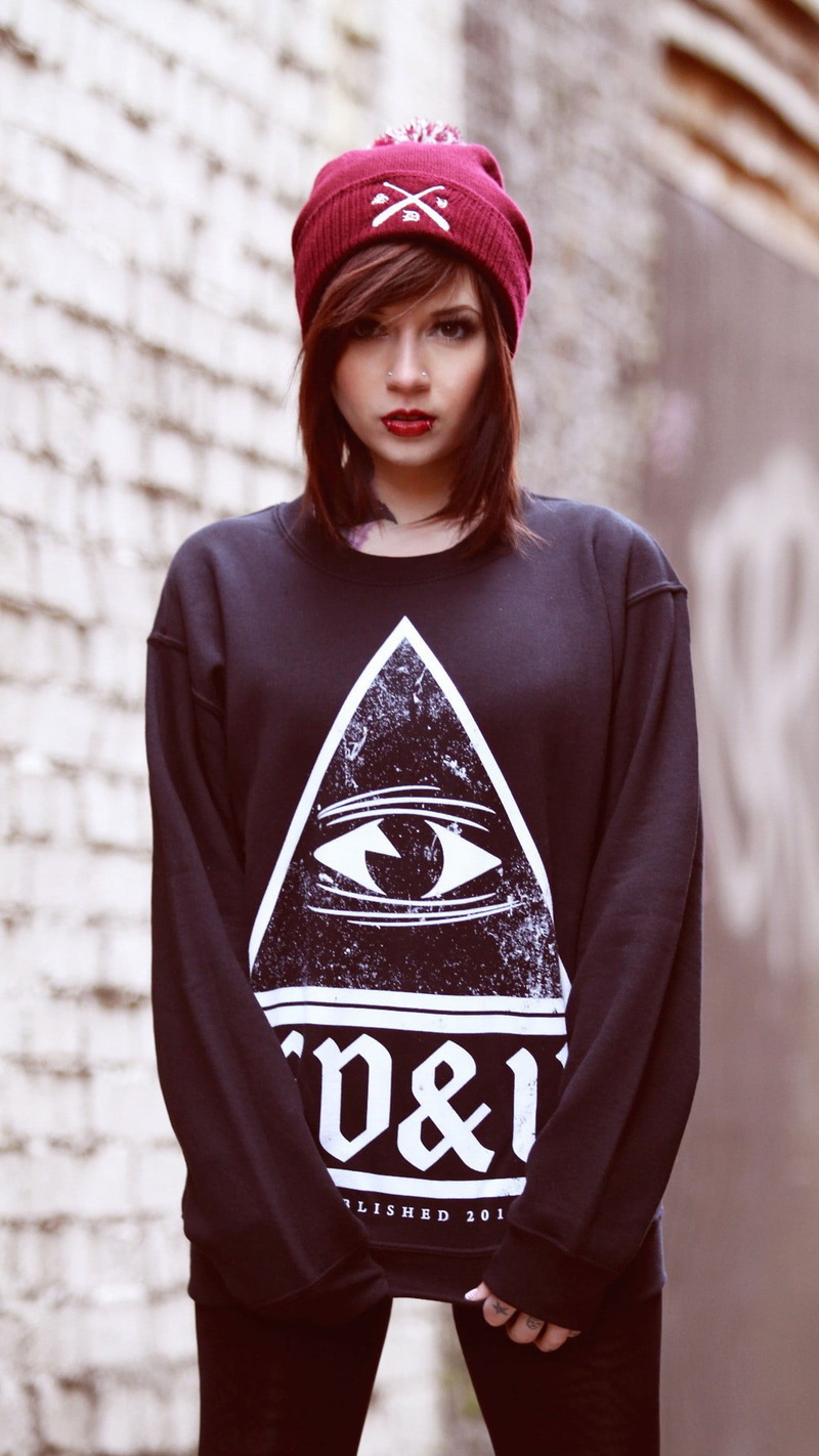 looking at camera, men, lifestyles, body part, sweatshirt, people, beanie, caucasian Ethnicity, urban, 1080P, model, hood - clothing, hat, outdoors, red lipstick
