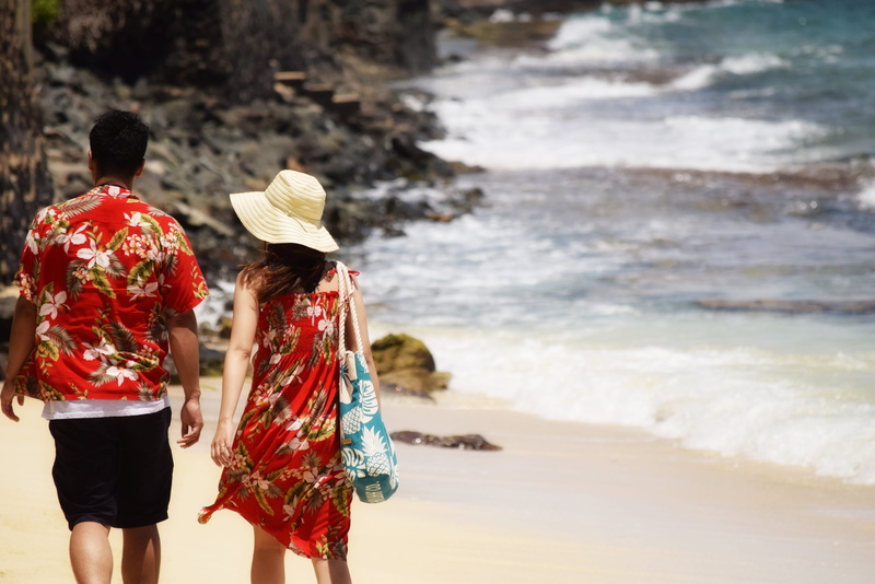beach, man, kimono, adult, hat, land, clothing, walking, daytime, wave, person, sea, male, robe, lifestyles, water, 4K, female, two people, nature, rear view