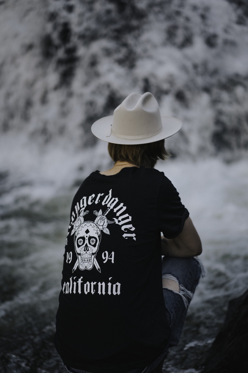 lifestyles, focus on foreground, sun hat, 5K, hat, clothing, flowing water, land, sombrero, adult, stetson, standing, day, leisure activity, water, hair