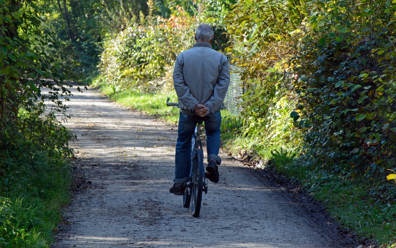 direction, casual clothing, transportation, without, handle, one man only, bike, bicycle, riding, rear view, ride, adult, the way forward, only men, activity