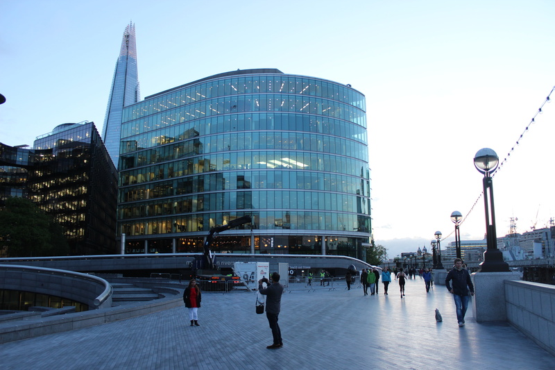 clear sky, crowd, group of people, city life, walking, building exterior, building, 5K, skyscraper, the shard, travel destinations, real people, england