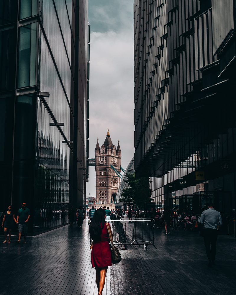 tower bridge, city, architecture, rear view, building, sky, 2K, lifestyles, tourism, building exterior, rain, walking, group of people, my city, day, adult