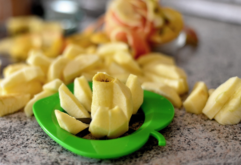apple splitter, eat, fresh, table, kitchen, freshness, apple slices, vitamins, fruit, healthy eating, still life, plate, wellbeing, no people, chinese food