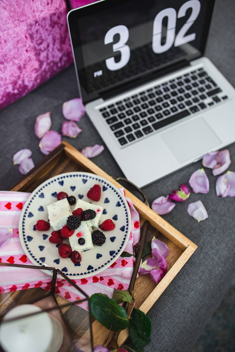 plate, blackberry, computer, plant, 5K, flowering plant, time, clock, floral pattern, snack, berry, food, wood - material, raspberry, communication, flower