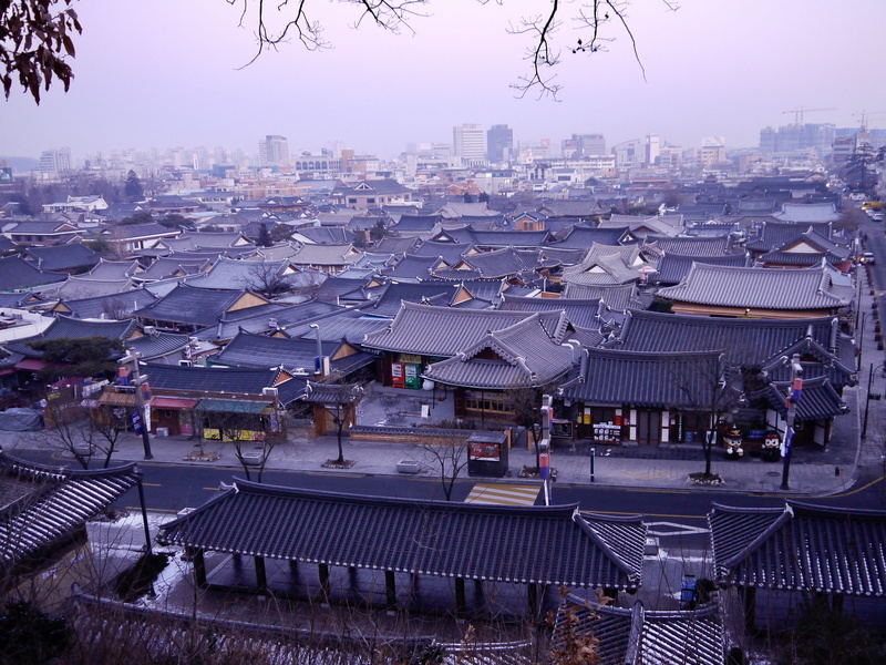 incidental people, roof, outdoors, building exterior, nature, built structure, Korea, city life, 2K, asia, crowded, Traditional, architecture, crowd, sky