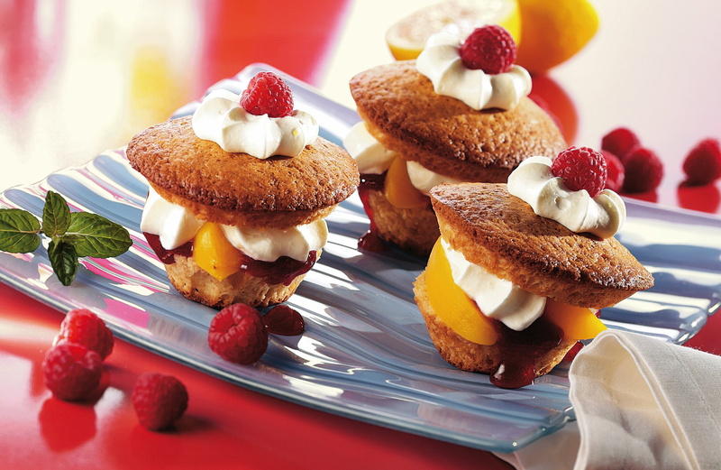 strawberry, raspberries, baked, no people, cream, fruit, cake, freshness, food, ready-to-eat, close-up, berry fruit, sweet food, muffins, plate, syrup