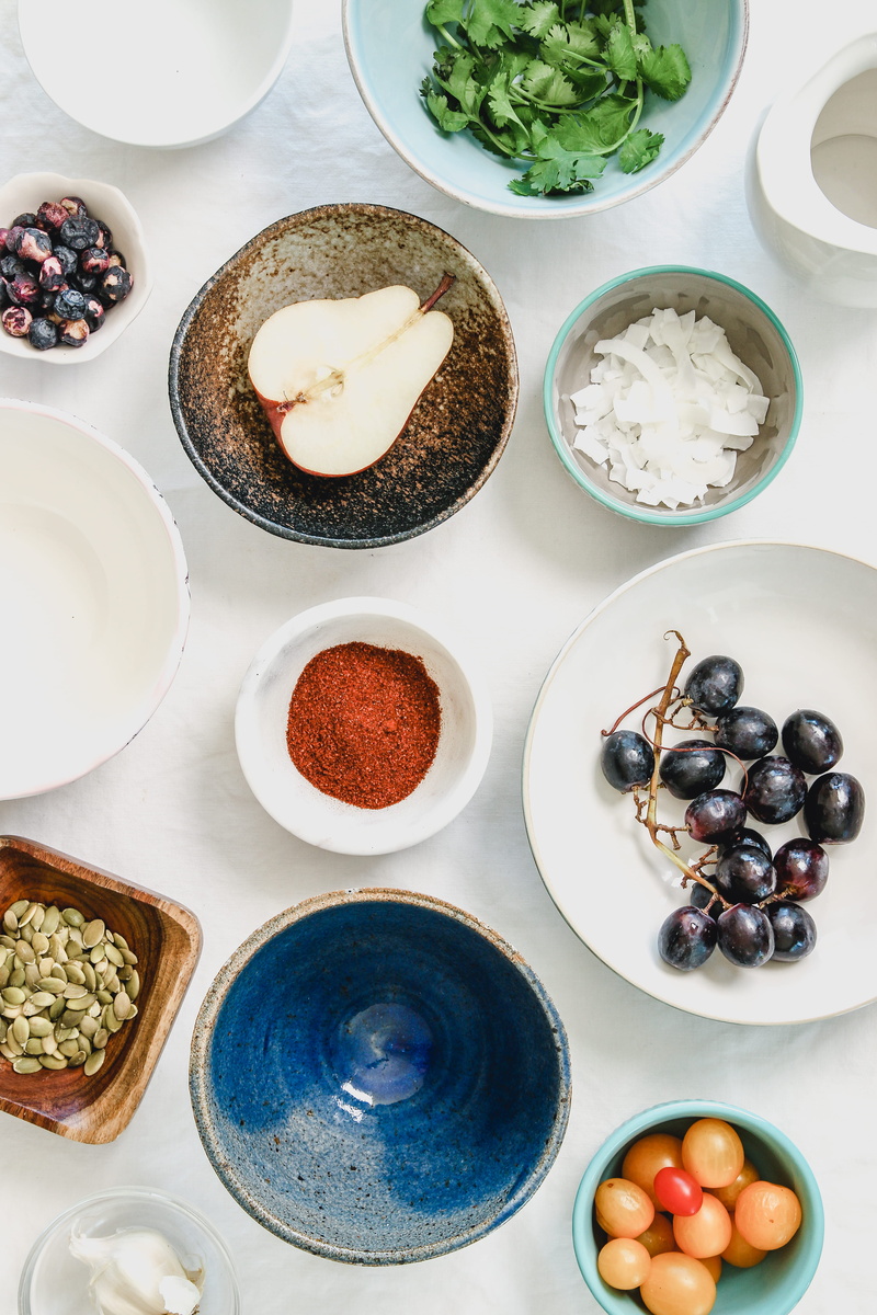 grapes, blueberry, produce, ingredient, white, ceramic, choice, no people, 5K, plate, brown, fruits, meal, indoors, ready-to-eat, breakfast, coriander